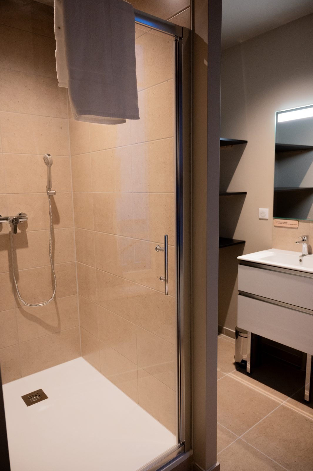 Maison Les Carmes, douche de la salle d'eau privative
