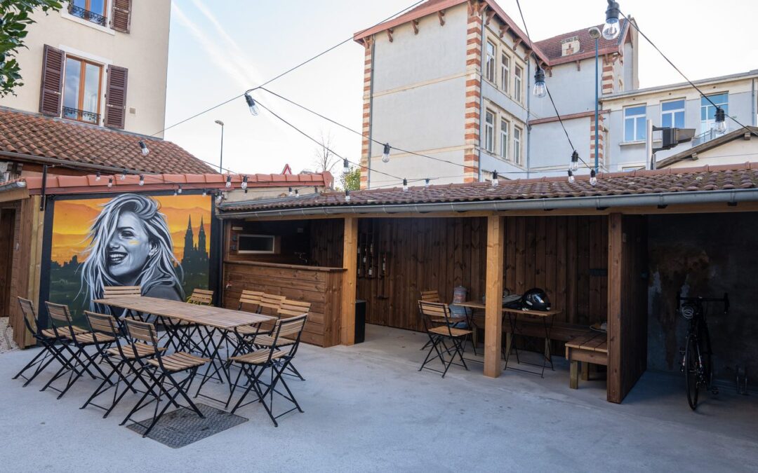 Cour de la maison BeeLive Gaillard, fresque et guirlandes